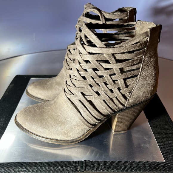 Strappy Weaver Fergilicious Taupe Booties, size 10M - Picture 4 of 15